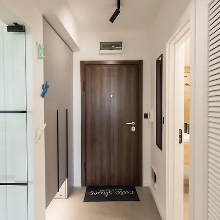 Kashmir Deluxe With Parking Апартамент *